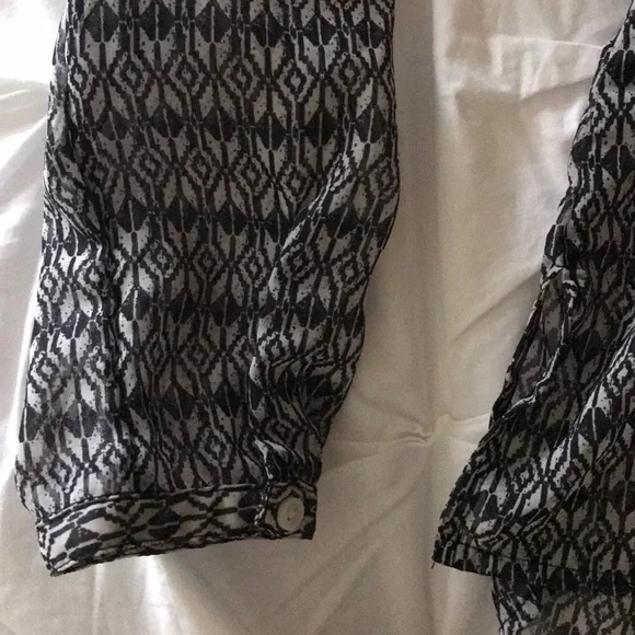 Old Navy Sheer blouse size small. - Picture 3 of 5